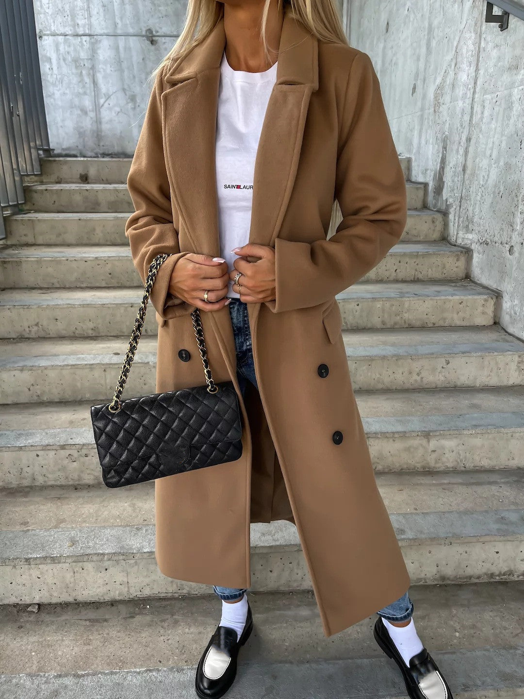 Manteau double-boutonnée incontournable pour l'hiver. Avec son col tailleur élégant pour femmes