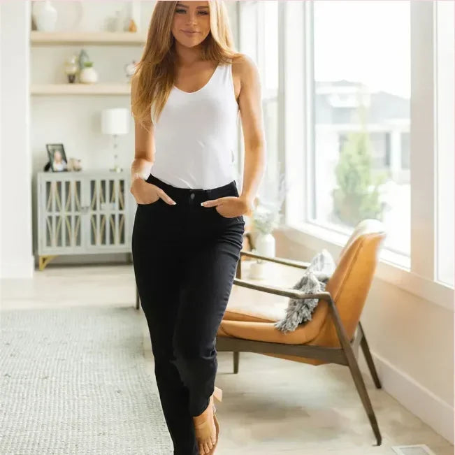 Jeans à petit pied pour femmes, offrent une silhouette affinée grâce à leur coupe crayon et leur tissu stretch.