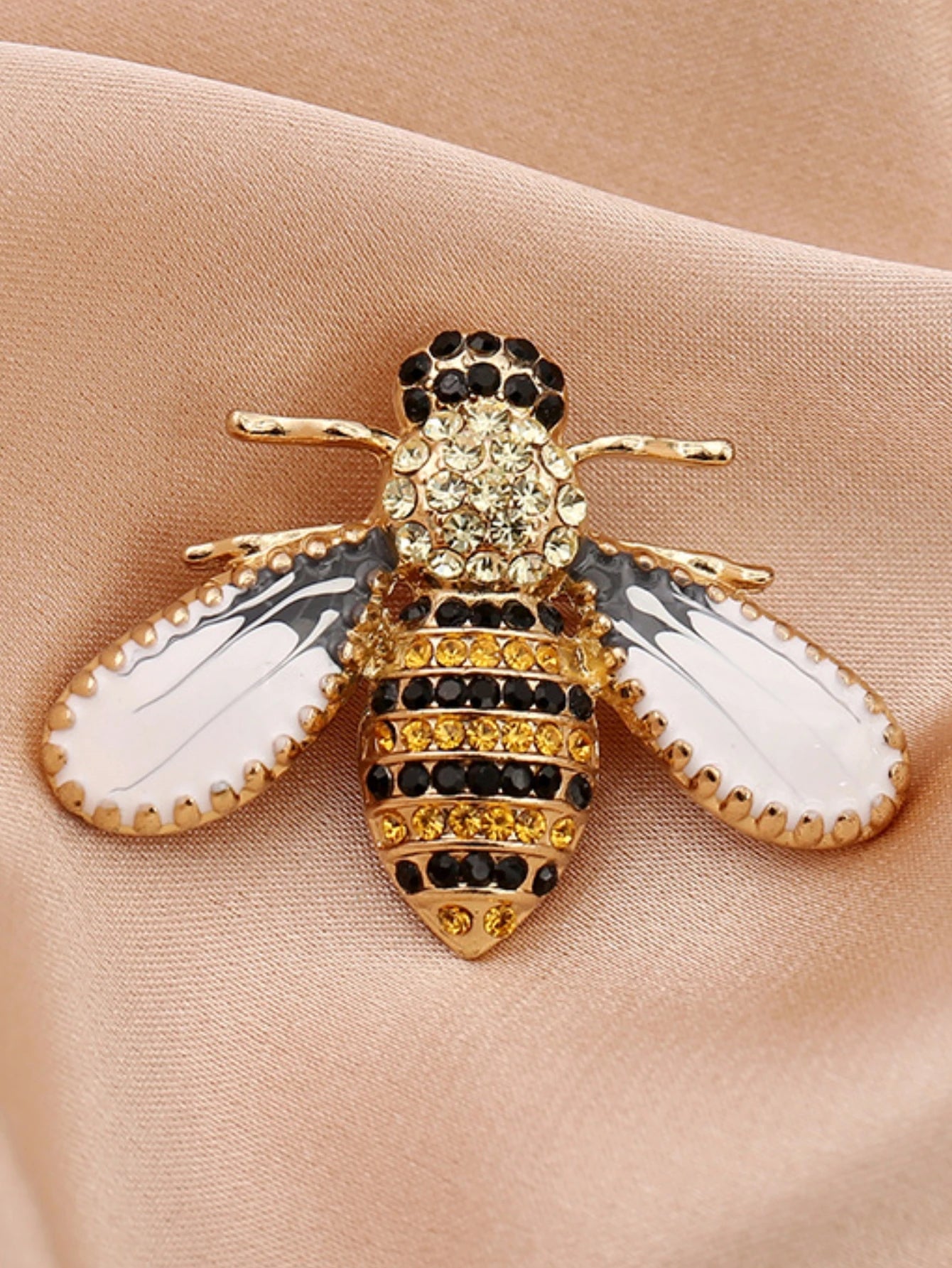 Broche abeille ornée de perles d'imitation