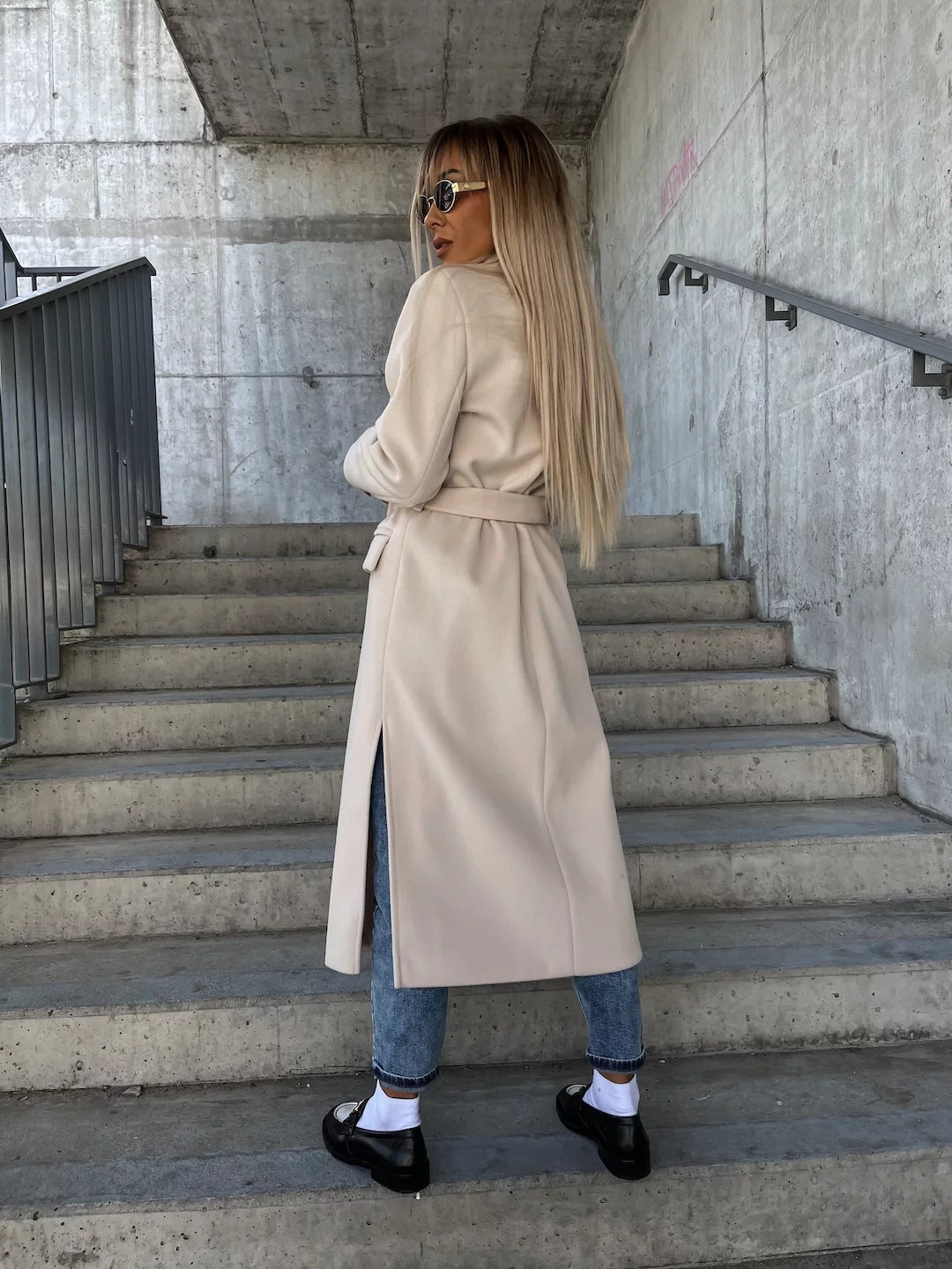 Manteau double-boutonnée incontournable pour l'hiver. Avec son col tailleur élégant pour femmes