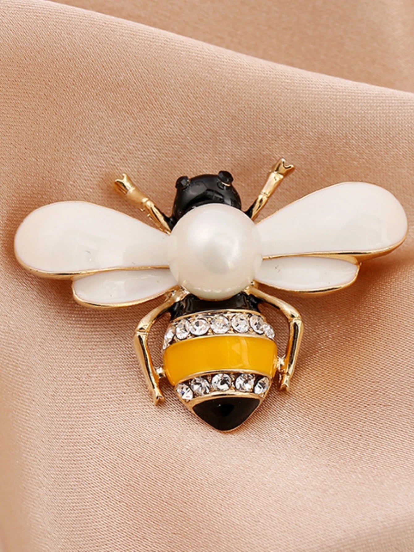 Broche abeille ornée de perles d'imitation