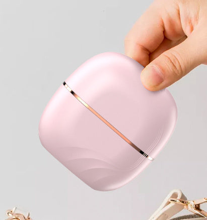 Peigne lissant miniature avec technologie de charge sans fil pour un styling pratique en déplacement