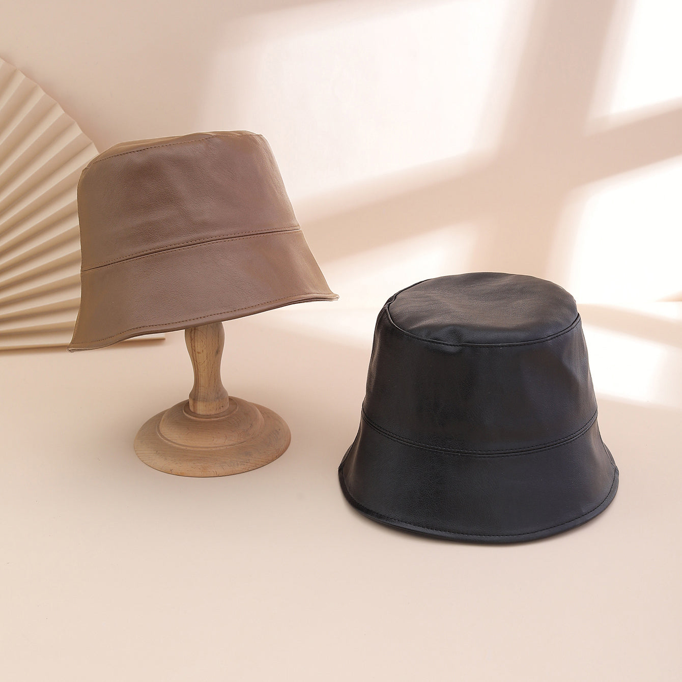 Chapeau pour femme de couleur unie, classique et polyvalent, avec un dessus plat.