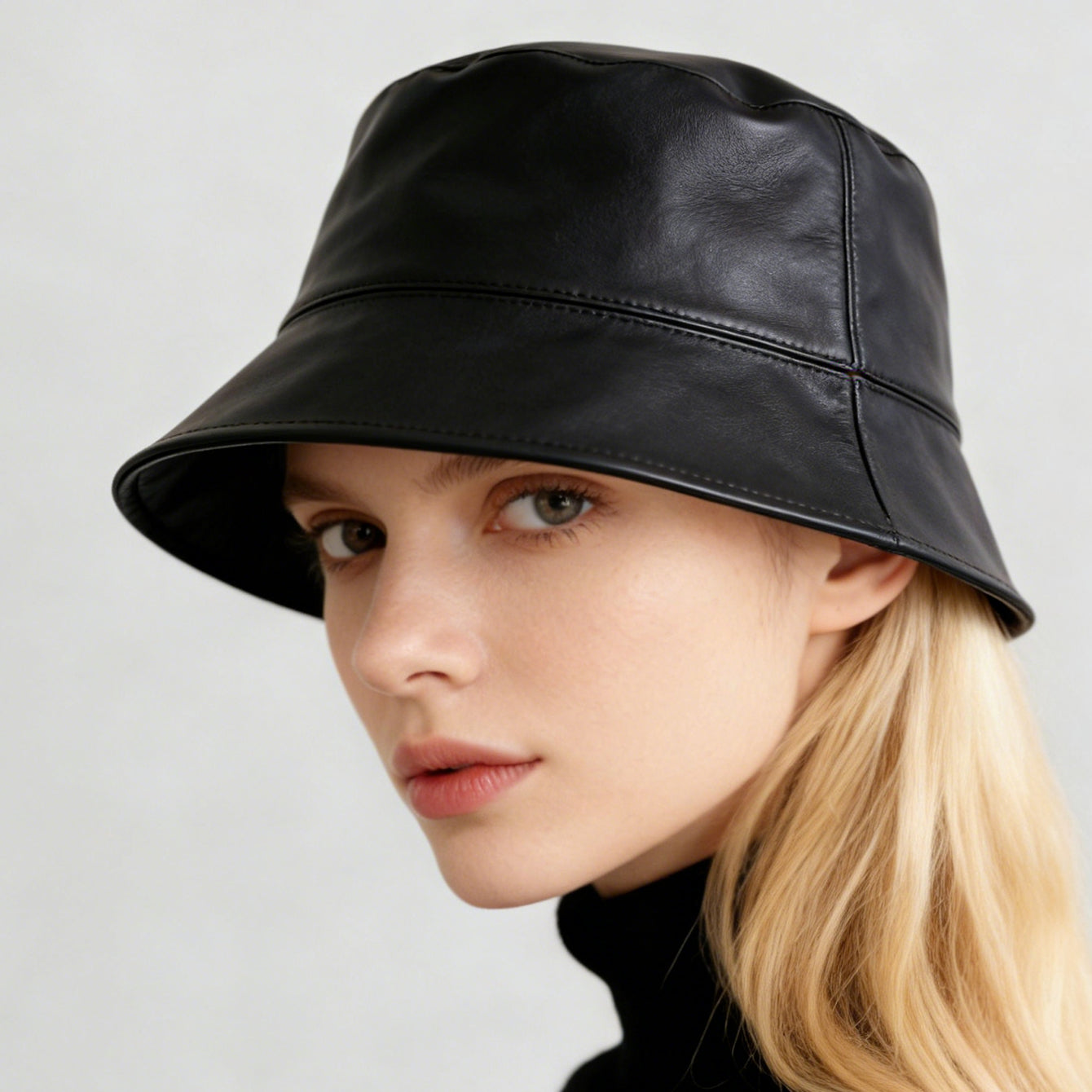 Chapeau pour femme de couleur unie, classique et polyvalent, avec un dessus plat.
