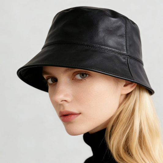 Chapeau pour femme de couleur unie, classique et polyvalent, avec un dessus plat.