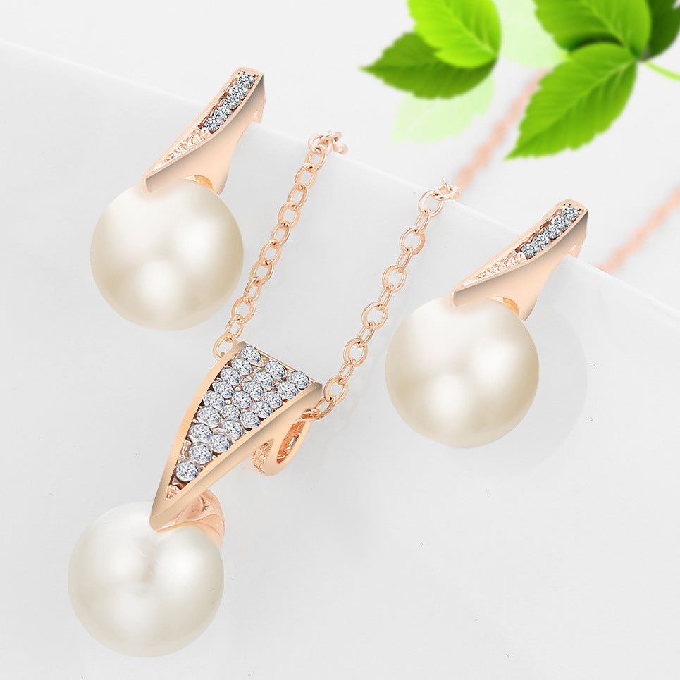 Ensemble en perles composé d'un collier et d'une paire de boucles d'oreilles assortis