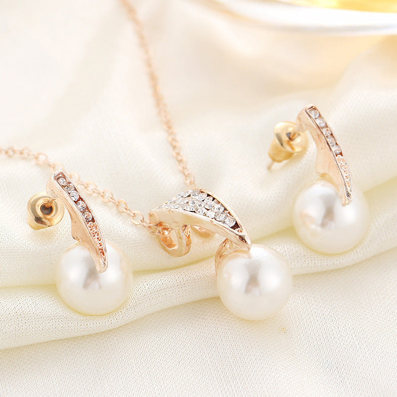 Ensemble en perles composé d'un collier et d'une paire de boucles d'oreilles assortis