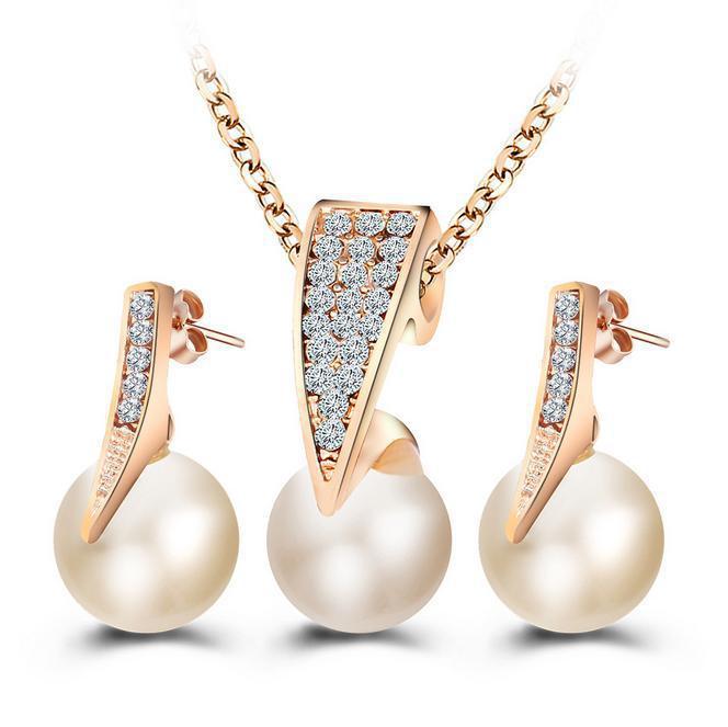 Ensemble en perles composé d'un collier et d'une paire de boucles d'oreilles assortis
