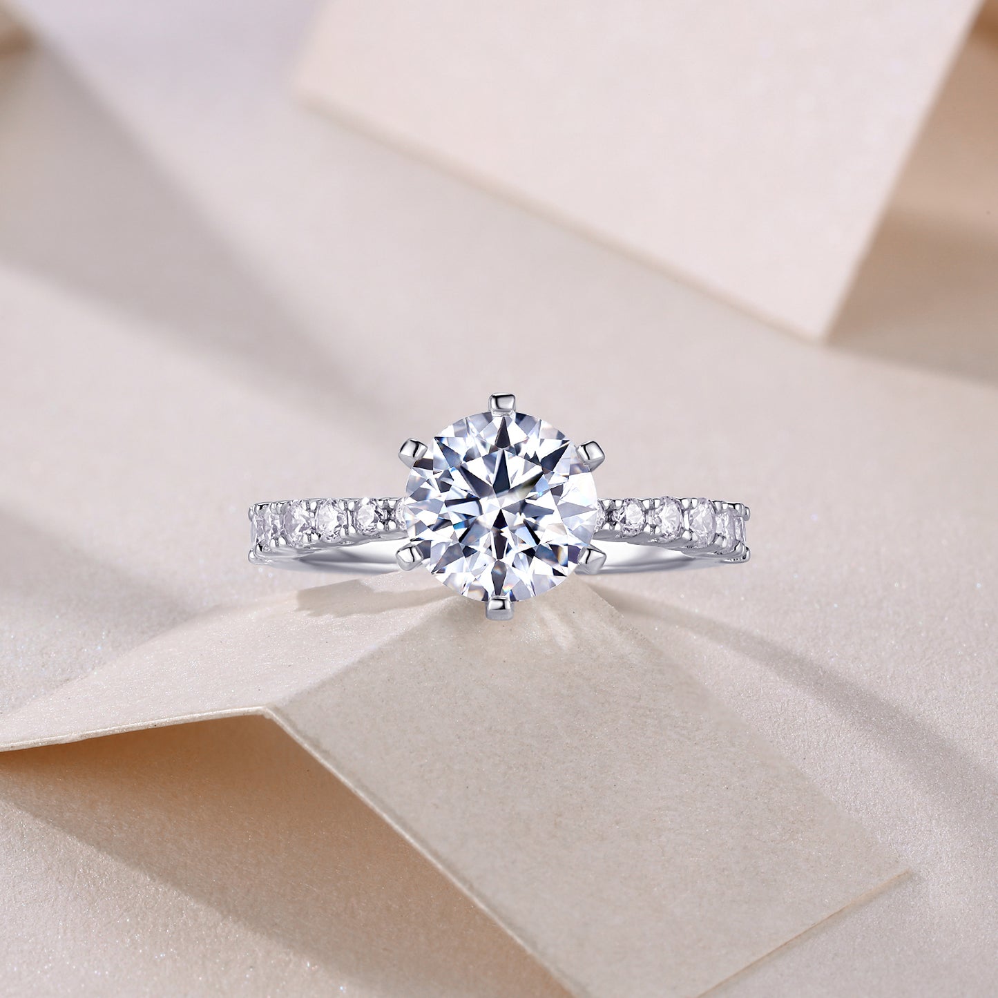 Goddess's Blessing - Une bague de mariage sertie de moissanite S925 de qualité supérieure et de diamant plaqué platine de 2 carats. La Bague Peut Être Inspectée Avec Un Stylo En Diamant