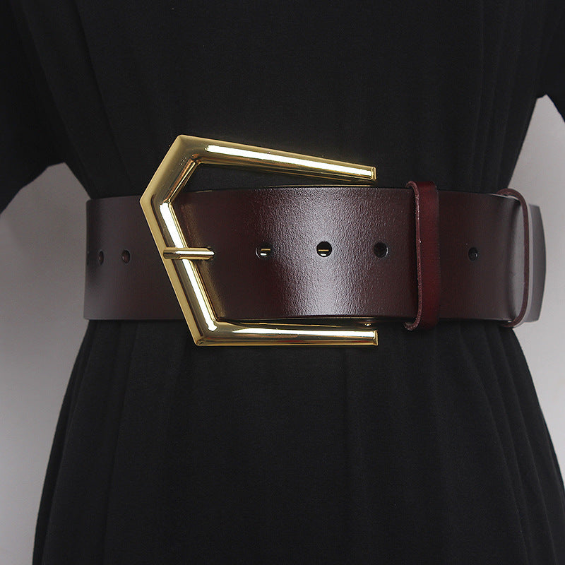 Grande ceinture large en peau de vache à boucle de goupille de forme concave