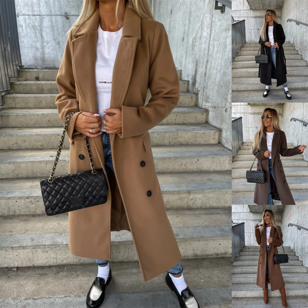 Manteau double-boutonnée incontournable pour l'hiver. Avec son col tailleur élégant pour femmes