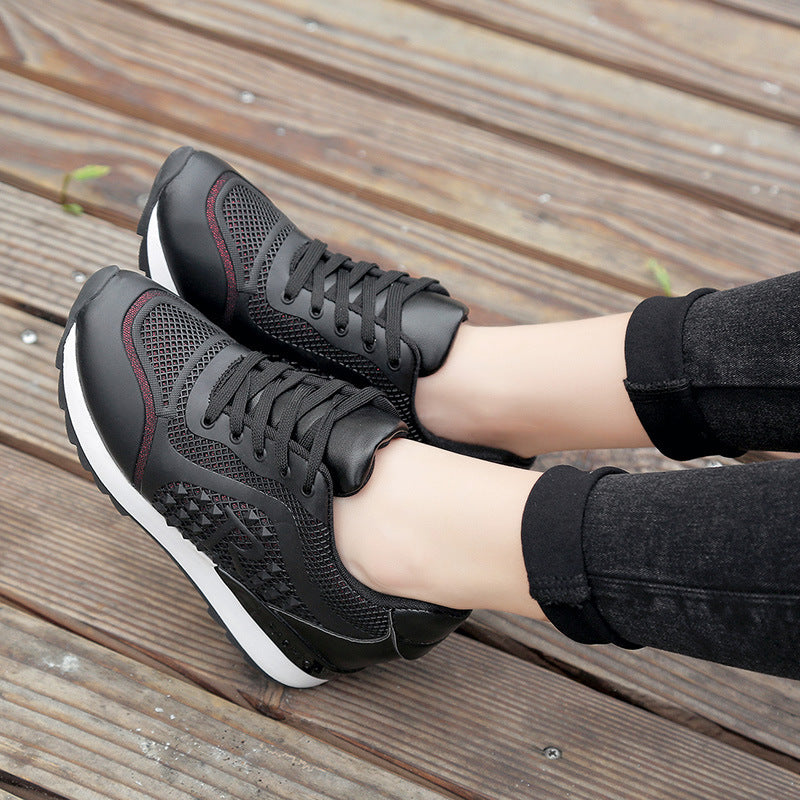 Chaussures casual offrent un confort optimal avec une semelle intérieure de 3 cm et une hauteur totale de 4 cm pour un léger effet de rehaussement