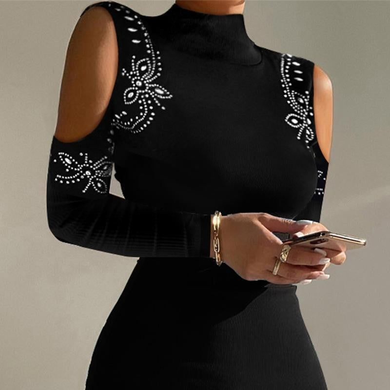 Robe moulante à col roulé dévoile élégamment les épaules, sublimée par des strass scintillants