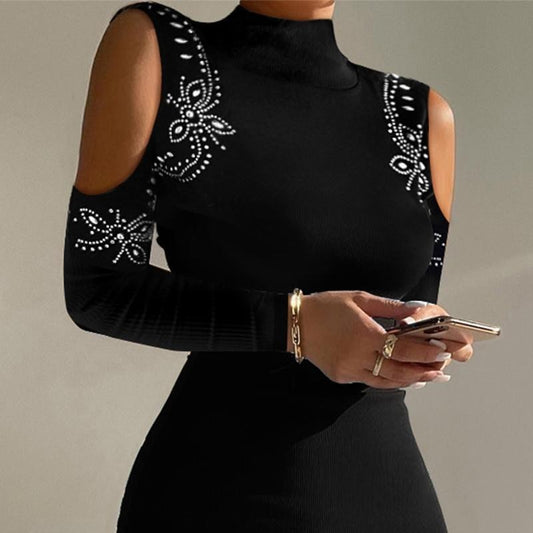 Robe moulante à col roulé dévoile élégamment les épaules, sublimée par des strass scintillants