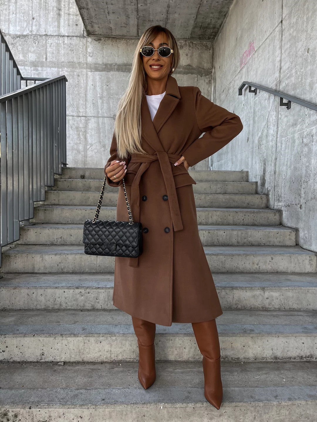 Manteau double-boutonnée incontournable pour l'hiver. Avec son col tailleur élégant pour femmes
