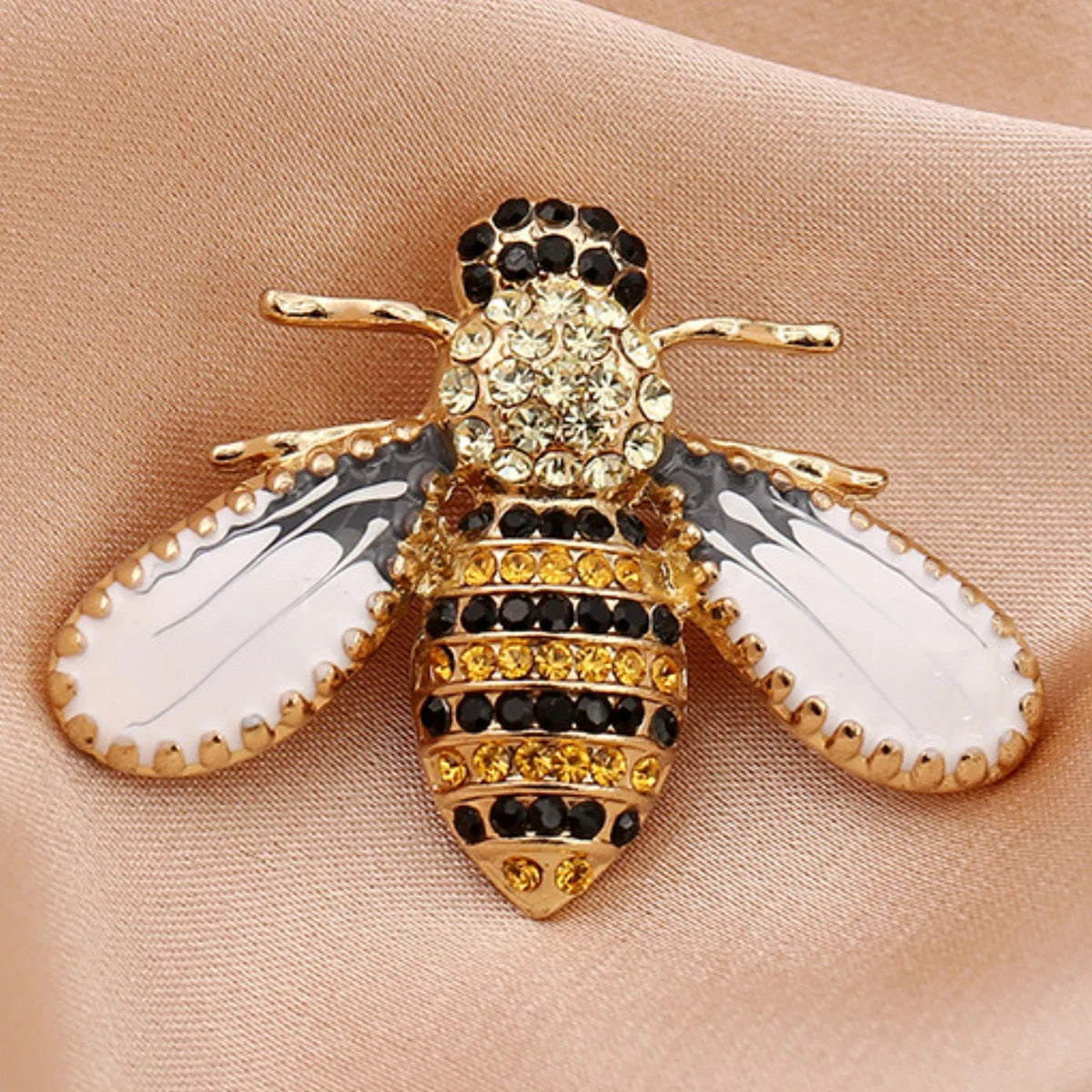 Broche abeille ornée de perles d'imitation