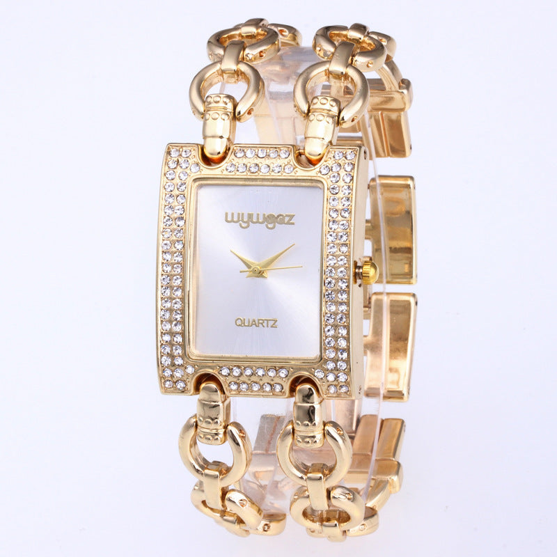 Montre pour femme allie élégance britannique et éclat total grâce à ses strass en diamant