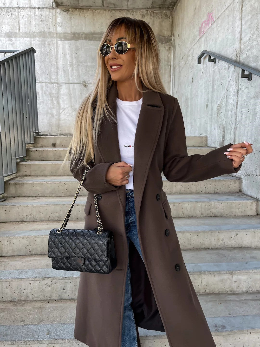 Manteau double-boutonnée incontournable pour l'hiver. Avec son col tailleur élégant pour femmes