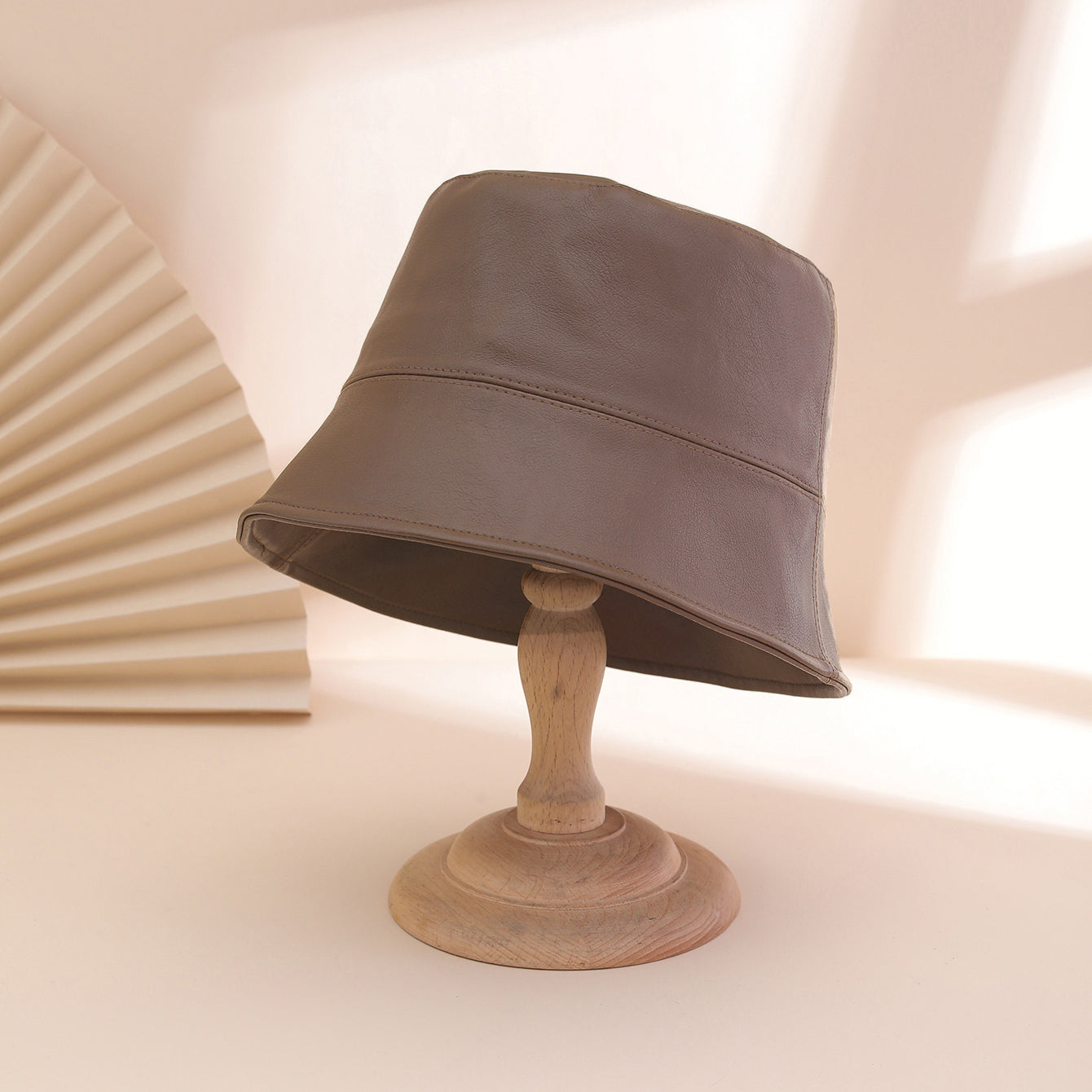 Chapeau pour femme de couleur unie, classique et polyvalent, avec un dessus plat.