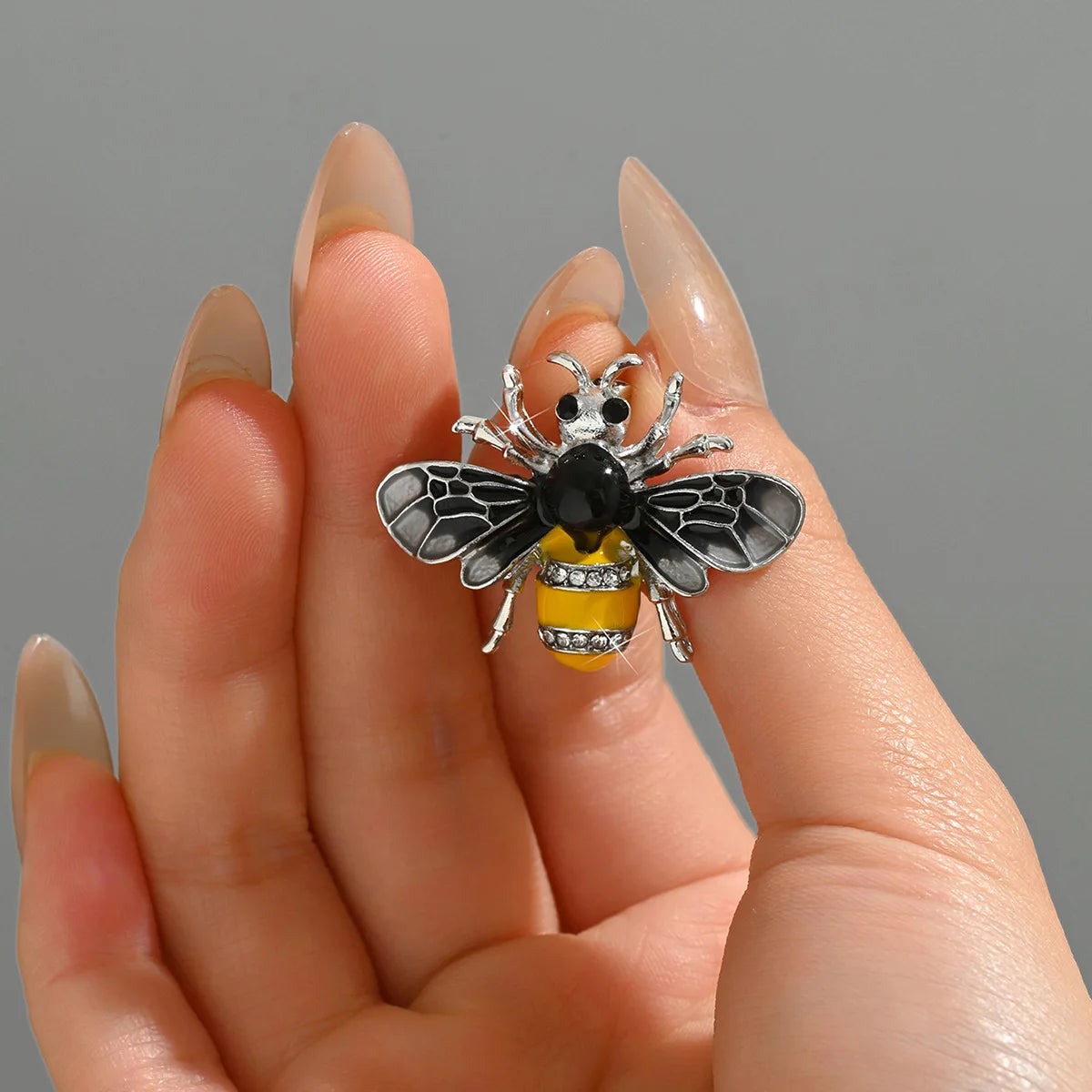 Broche abeille ornée de perles d'imitation