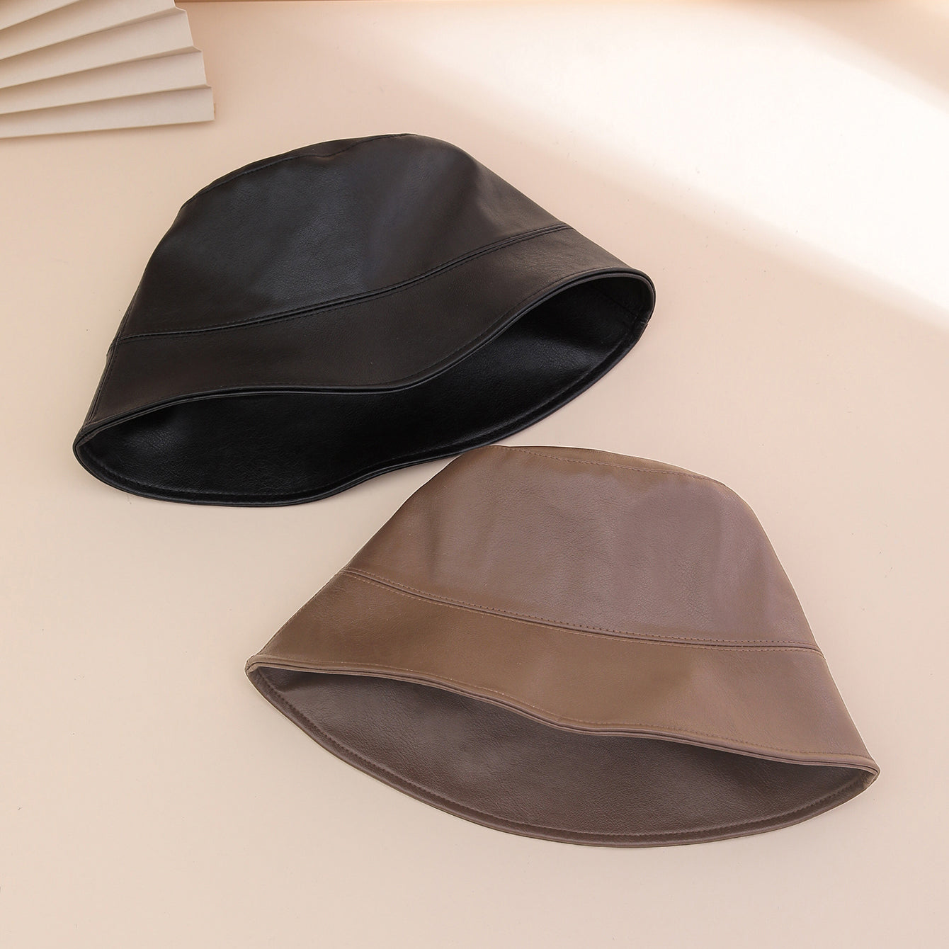 Chapeau pour femme de couleur unie, classique et polyvalent, avec un dessus plat.