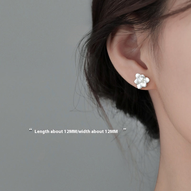 Boucles d'oreilles à perles en forme de fleur blanche neige