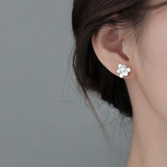 Boucles d'oreilles à perles en forme de fleur blanche neige