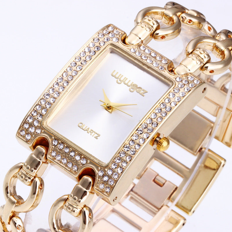 Montre pour femme allie élégance britannique et éclat total grâce à ses strass en diamant