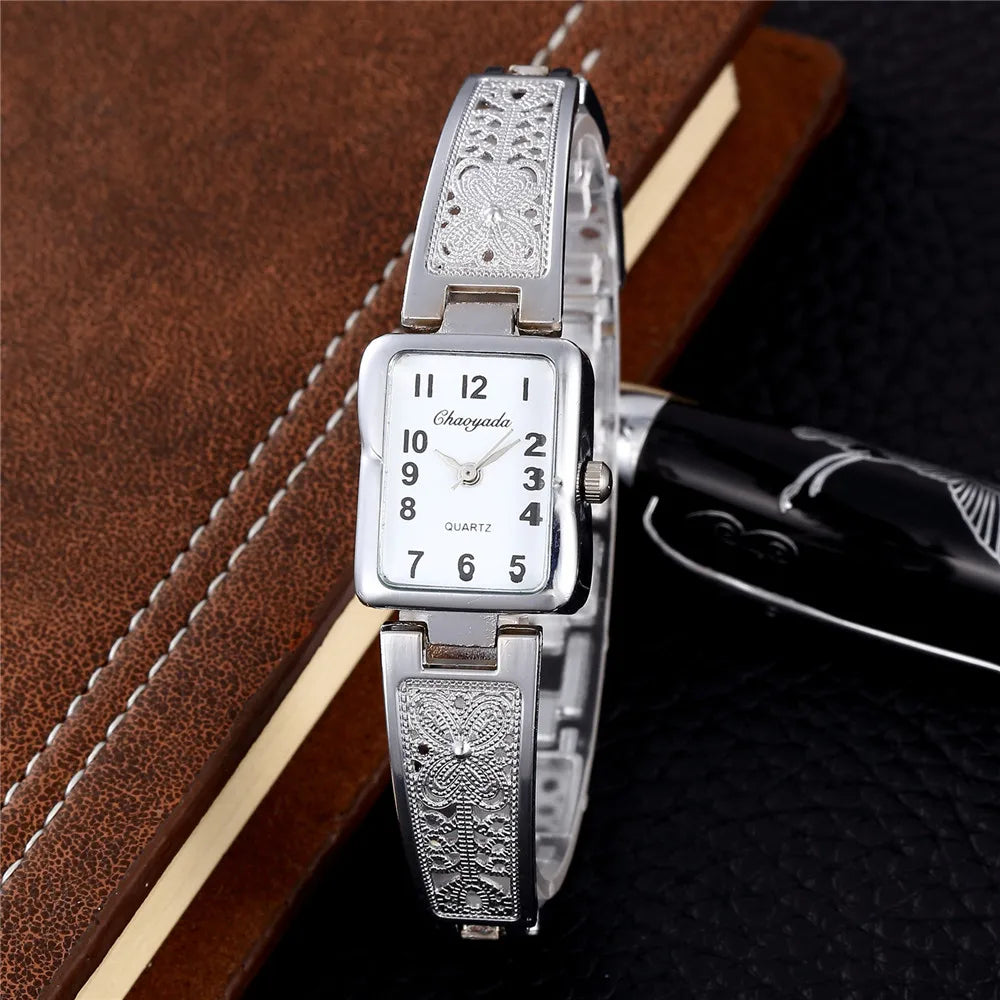 Montre pour femmes, présente un bracelet en acier inoxydable doré