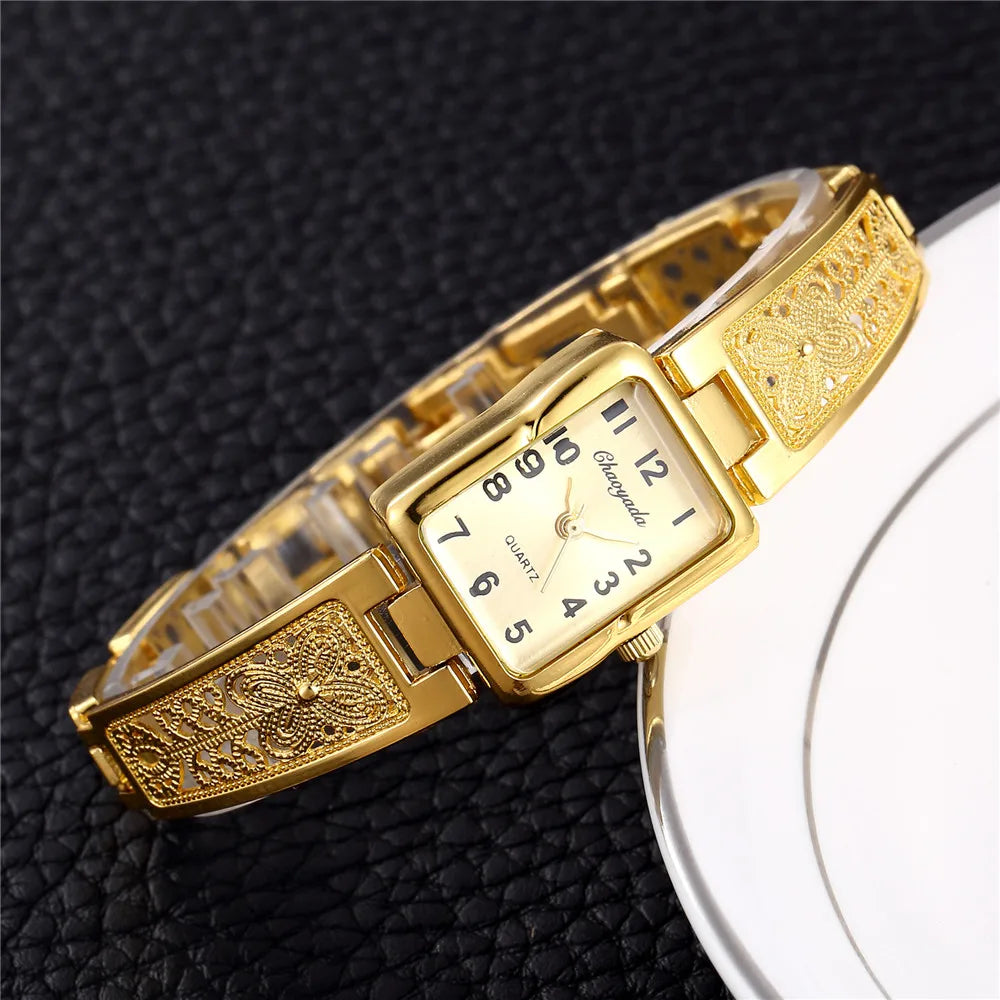 Montre pour femmes, présente un bracelet en acier inoxydable doré