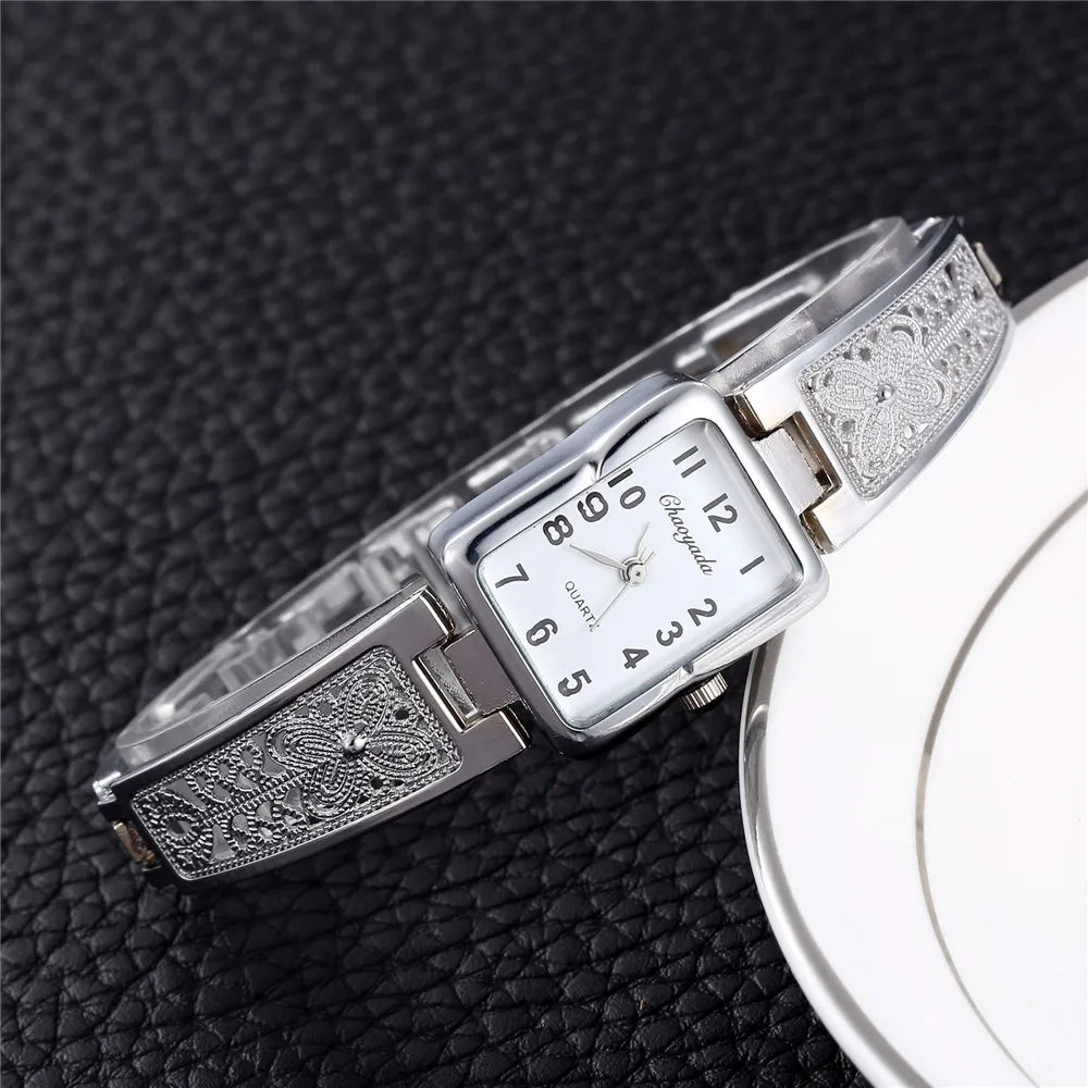 Montre pour femmes, présente un bracelet en acier inoxydable doré