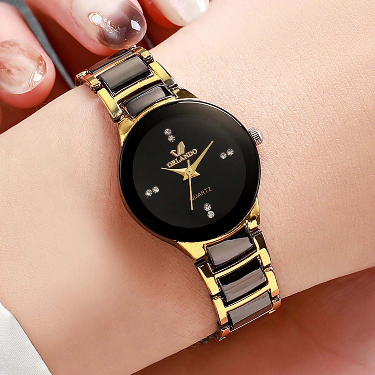 Montre pour femme allie élégance et robustesse avec son bracelet en acier noir