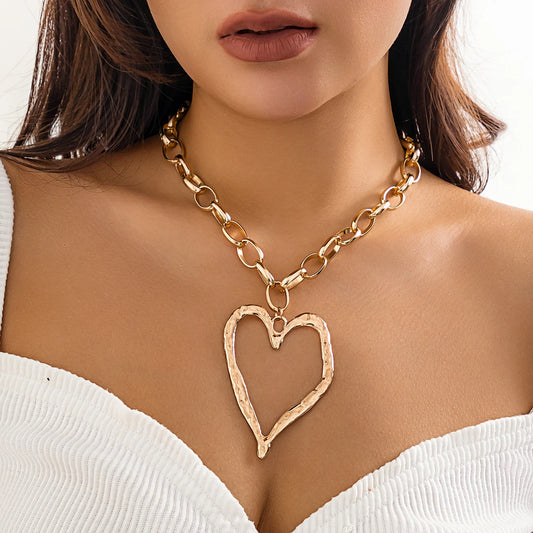 Collier cœur à motif creux et à chaînes épaisses.
