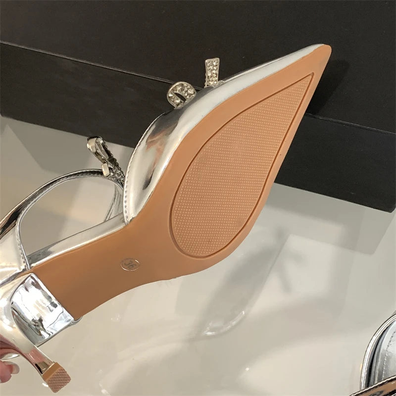 Chaussures pour femmes avec pointe en forme de papillon