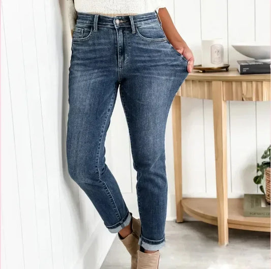 Jeans à petit pied pour femmes, offrent une silhouette affinée grâce à leur coupe crayon et leur tissu stretch.