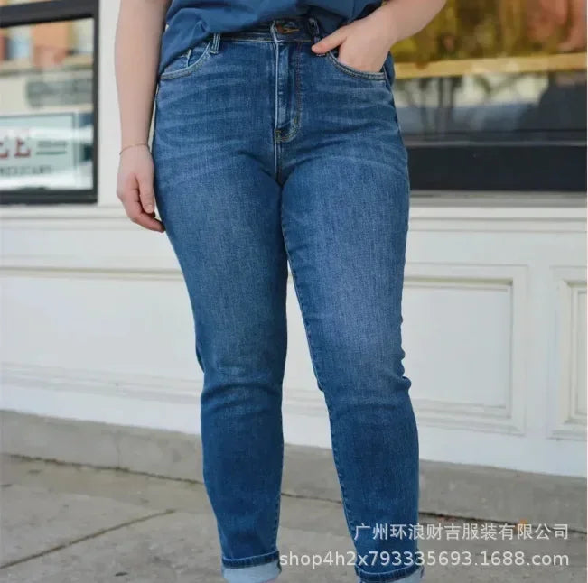 Jeans à petit pied pour femmes, offrent une silhouette affinée grâce à leur coupe crayon et leur tissu stretch.