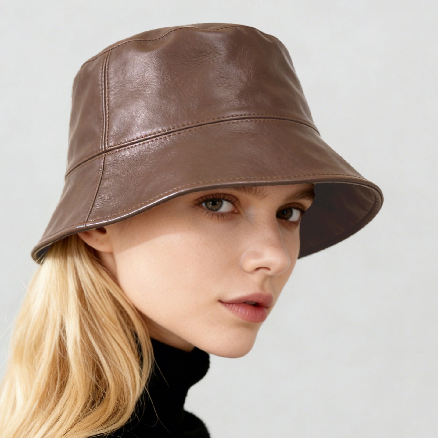 Chapeau pour femme de couleur unie, classique et polyvalent, avec un dessus plat.