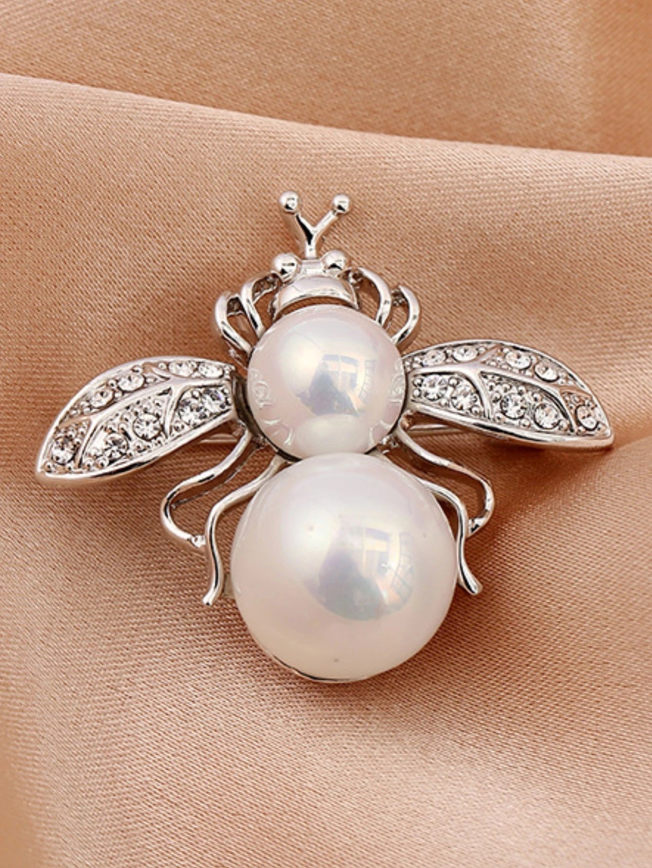 Broche abeille ornée de perles d'imitation