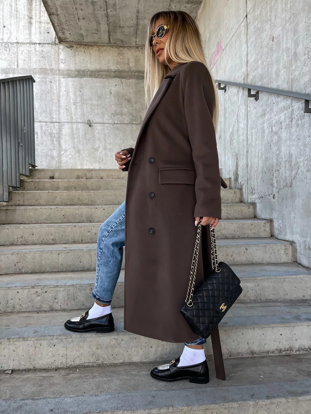 Manteau double-boutonnée incontournable pour l'hiver. Avec son col tailleur élégant pour femmes