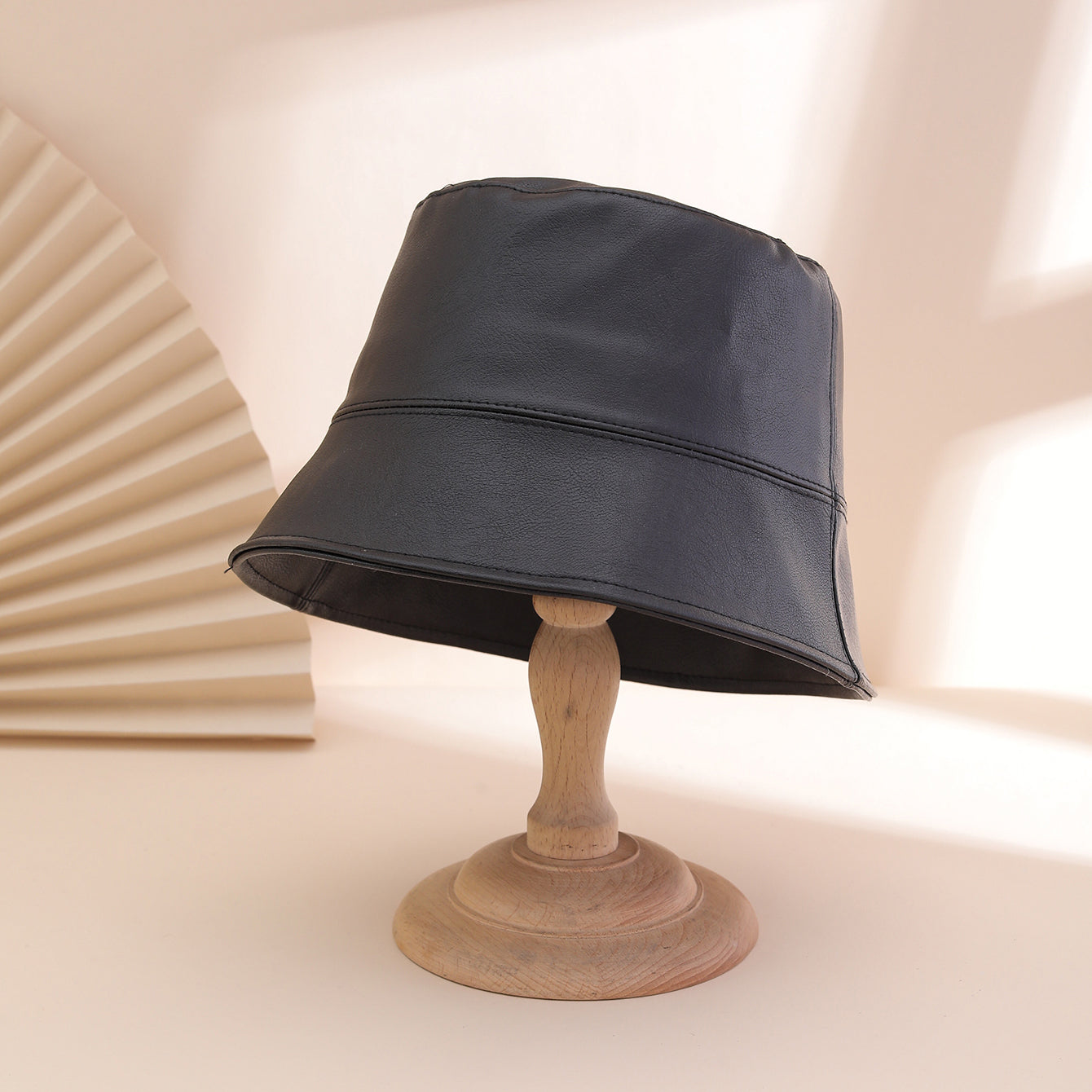 Chapeau pour femme de couleur unie, classique et polyvalent, avec un dessus plat.