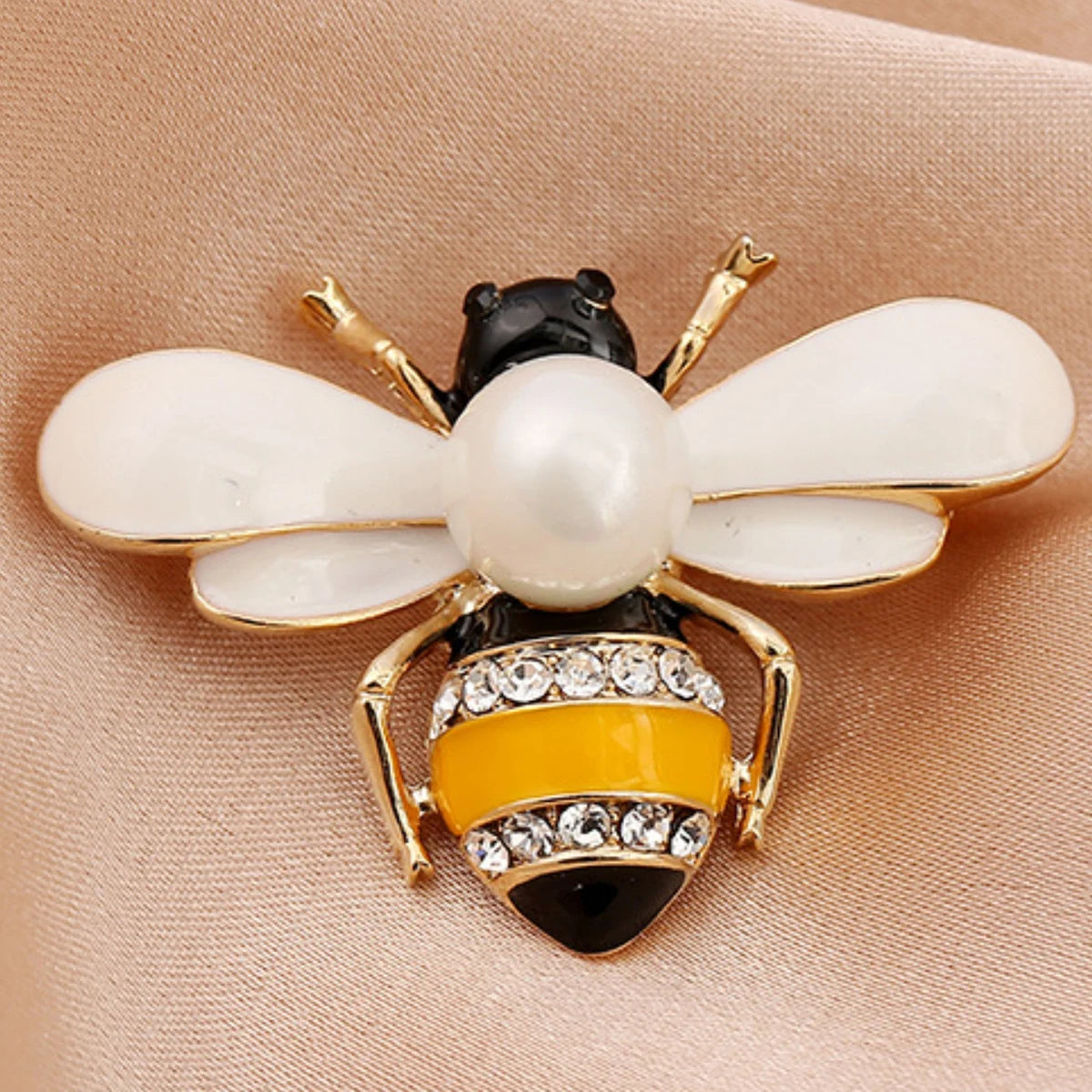 Broche abeille ornée de perles d'imitation