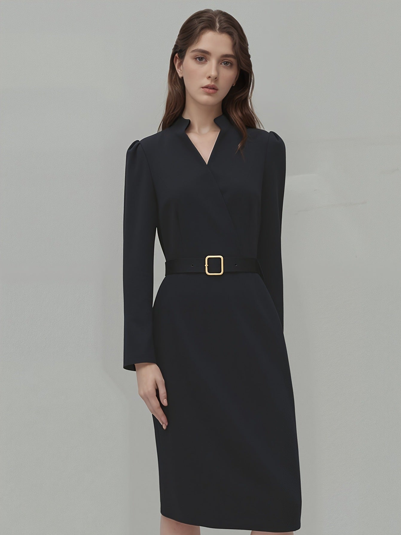 Robe de costume épurée au col V et manches longues