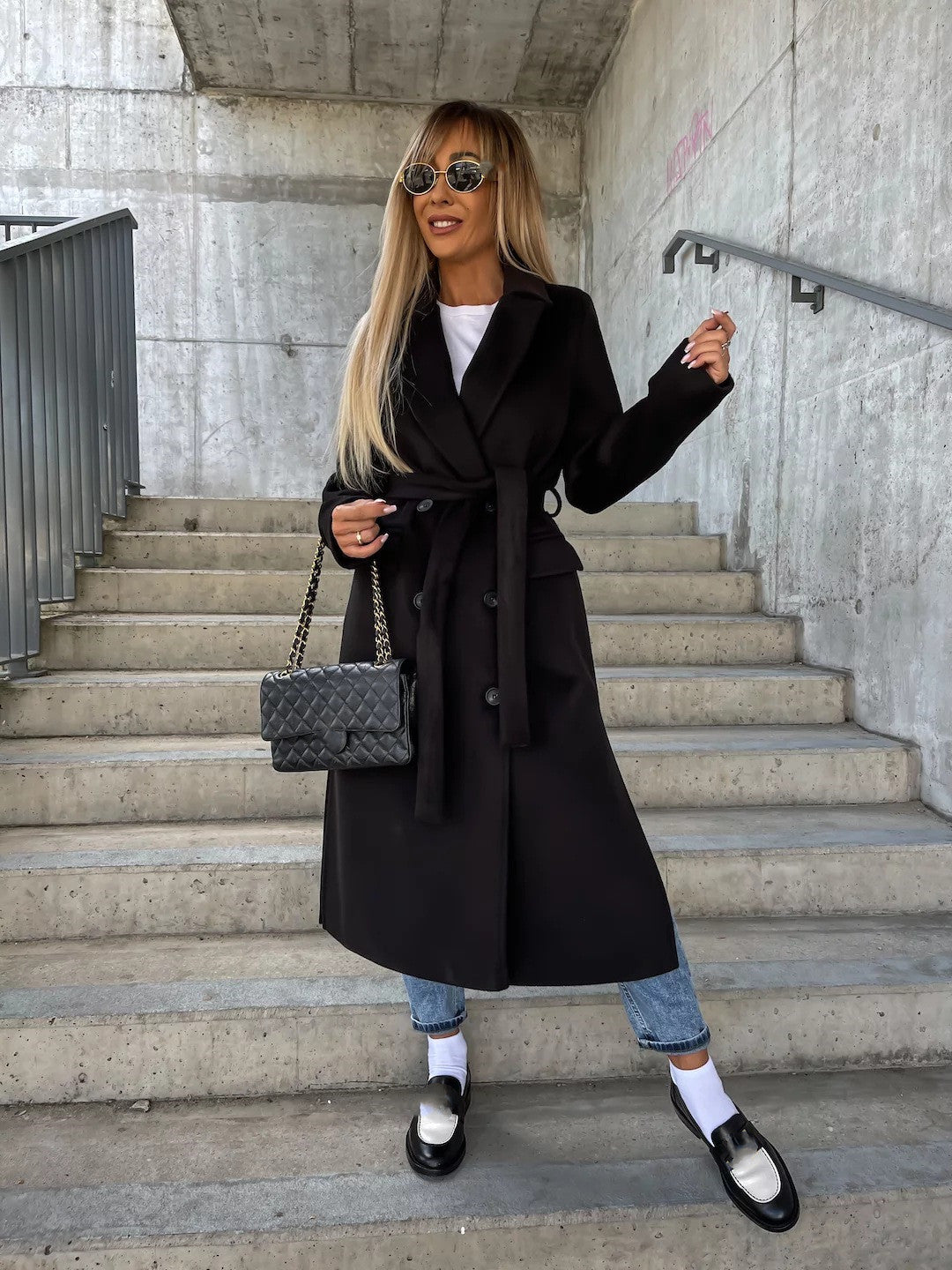 Manteau double-boutonnée incontournable pour l'hiver. Avec son col tailleur élégant pour femmes