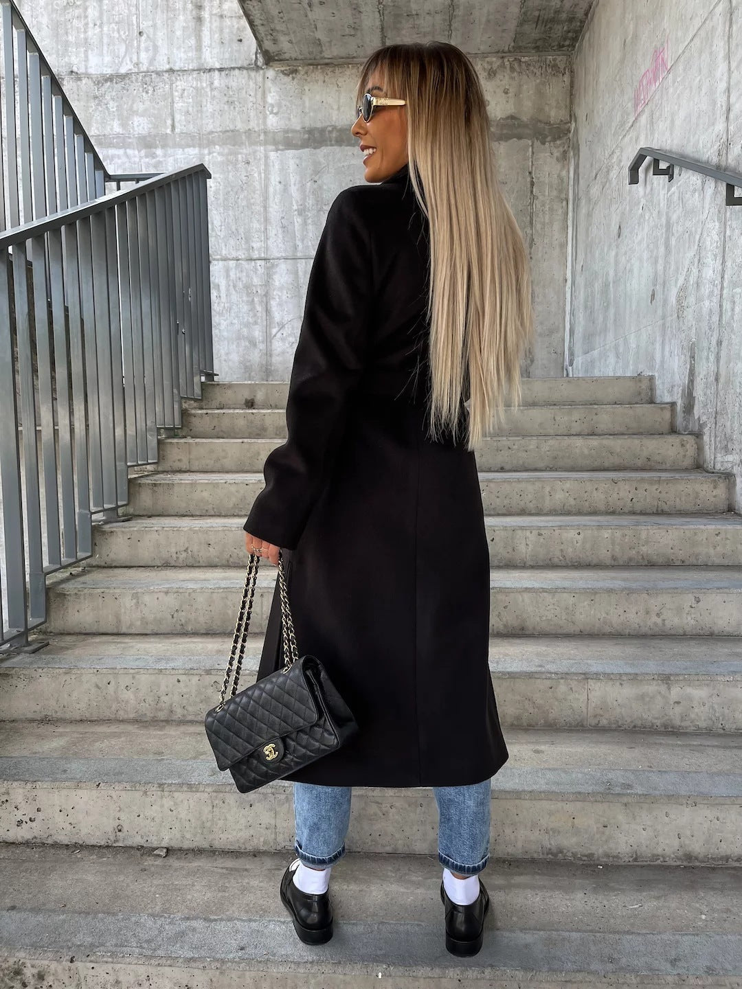 Manteau double-boutonnée incontournable pour l'hiver. Avec son col tailleur élégant pour femmes