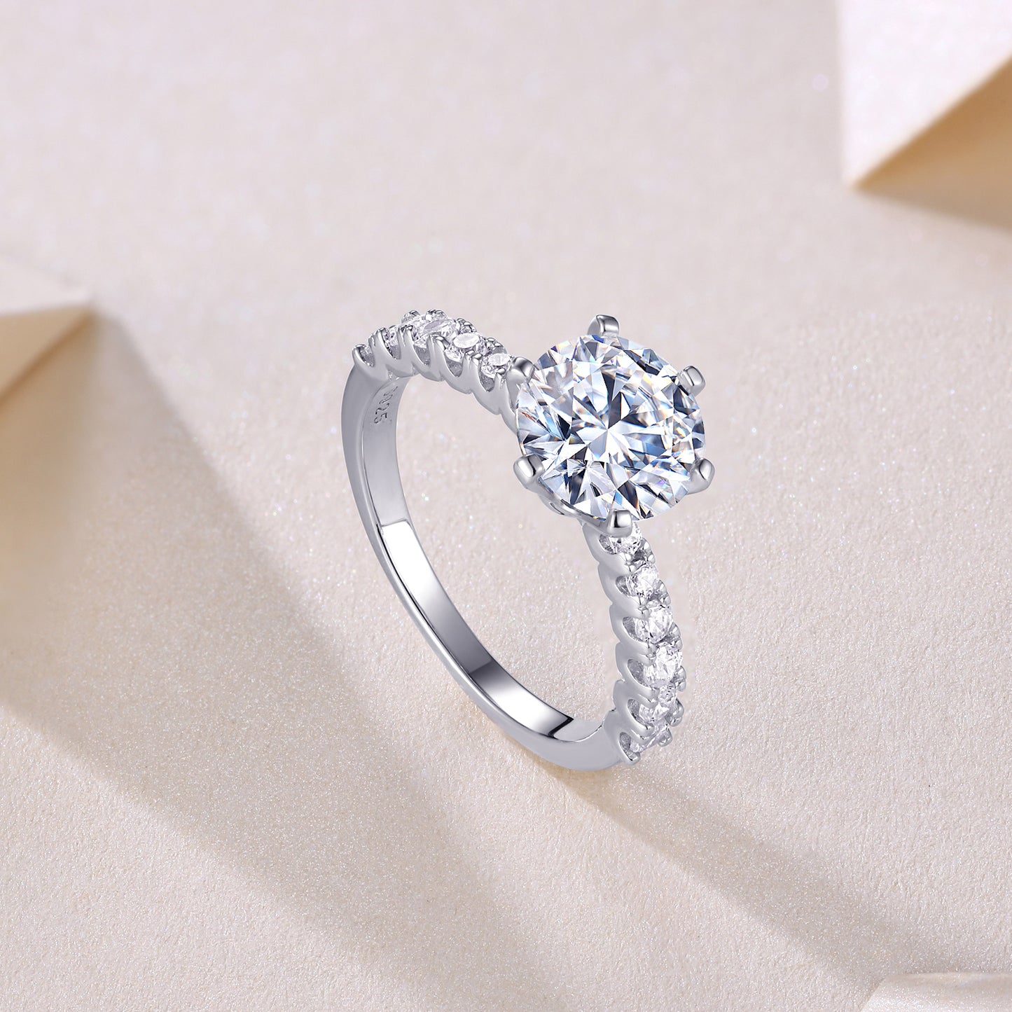 Goddess's Blessing - Une bague de mariage sertie de moissanite S925 de qualité supérieure et de diamant plaqué platine de 2 carats. La Bague Peut Être Inspectée Avec Un Stylo En Diamant
