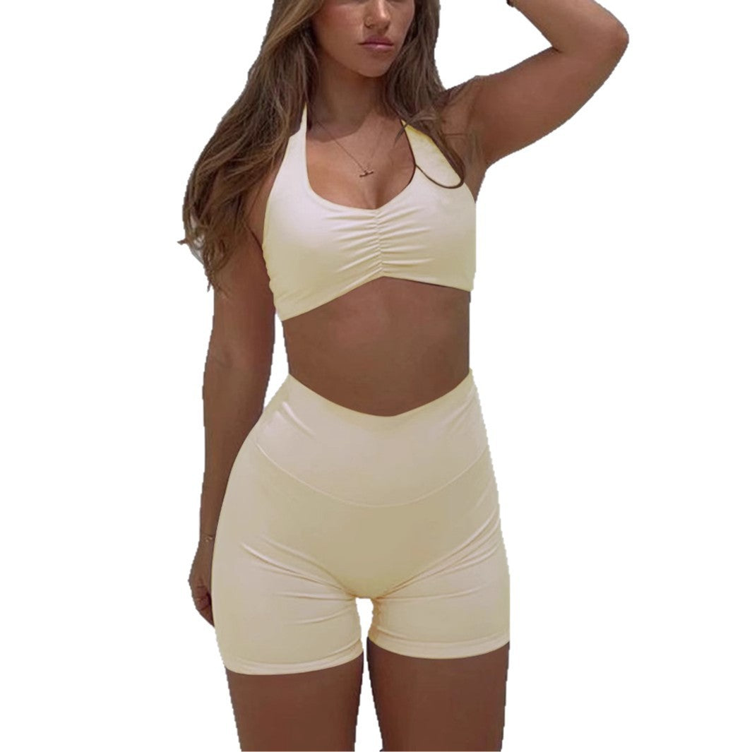 Ensemble femme composé d’un t-shirt halter et de shorts très élastiques