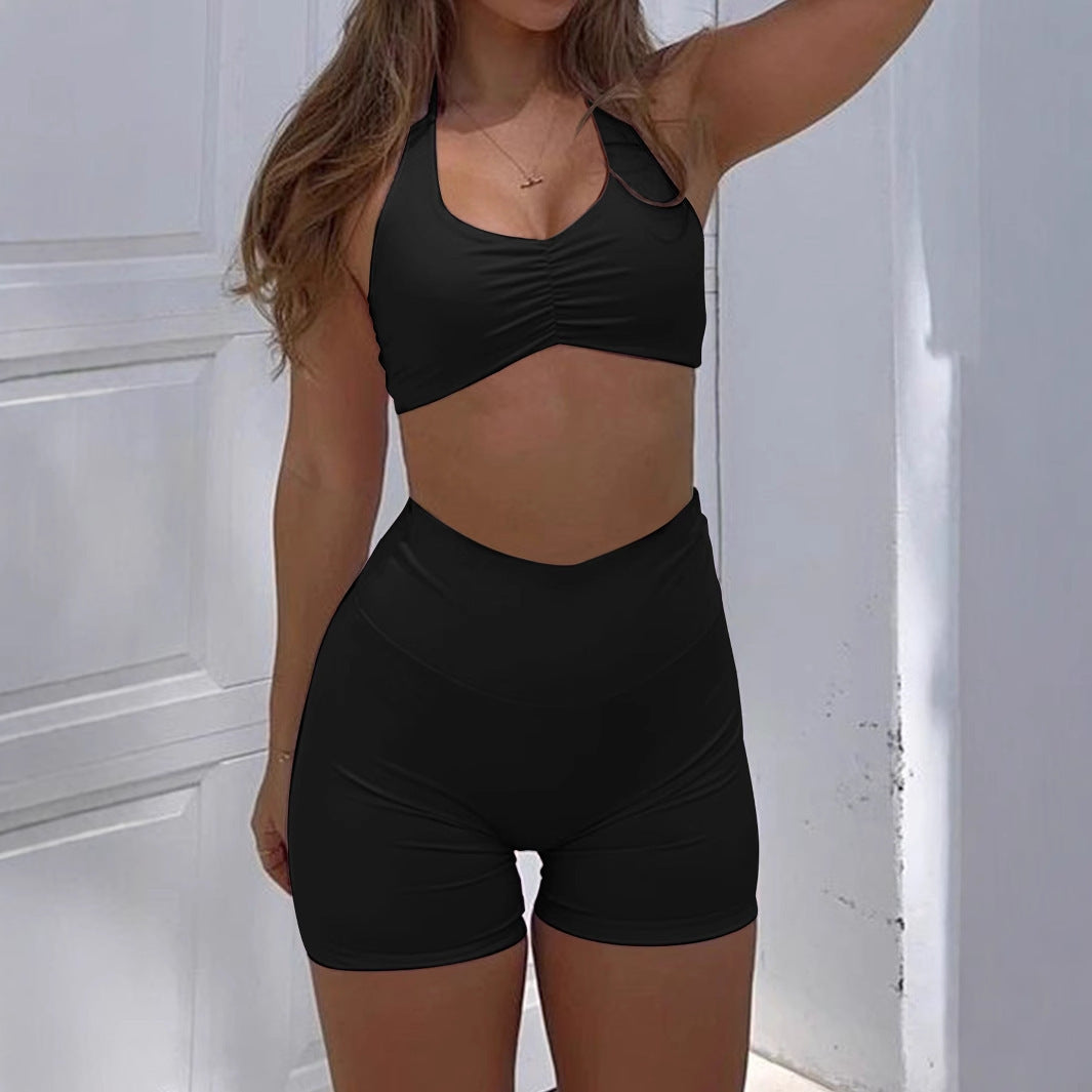 Ensemble femme composé d’un t-shirt halter et de shorts très élastiques