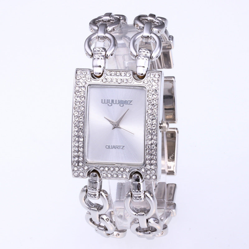 Montre pour femme allie élégance britannique et éclat total grâce à ses strass en diamant
