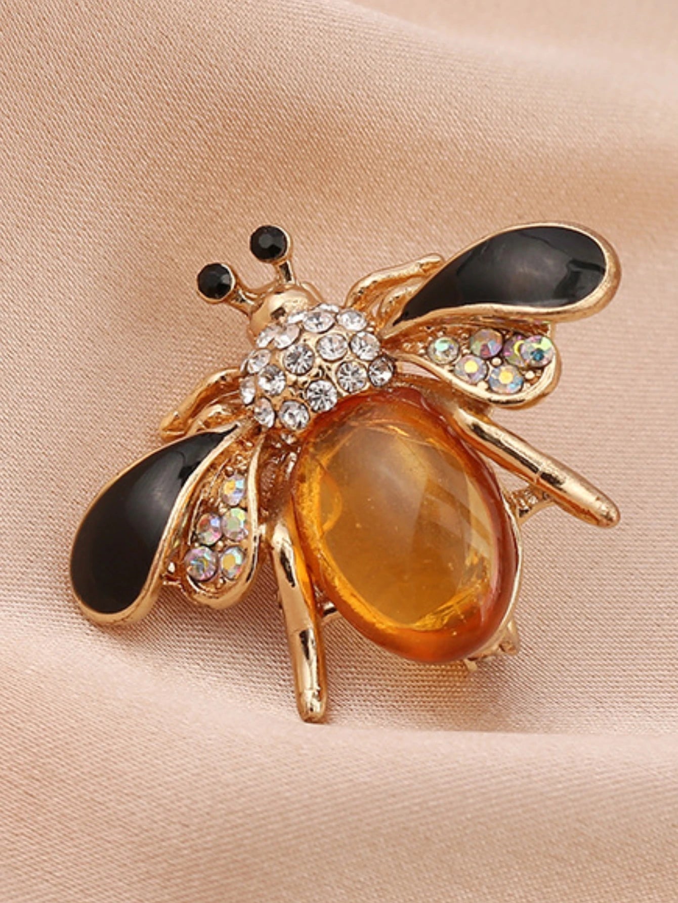 Broche abeille ornée de perles d'imitation