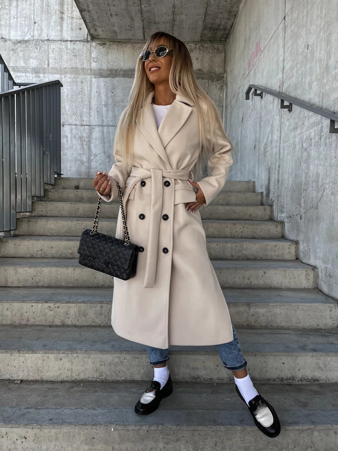 Manteau double-boutonnée incontournable pour l'hiver. Avec son col tailleur élégant pour femmes